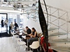Interiér Café B. Braun navrhla pední architektka Eva Jiiná. Dominuje mu sklenné schodit