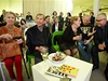 U stolu s Havlem sedla napíklad Meda Mládková, Madeleine Allbrightová a organizátor oslavy Zdenk Bakala.