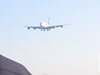 Airbus A380 míí na pistání na dráhu letit Ruzyn. Napodruhé se u povedlo.