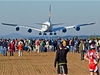 Obí Airbus A380 pistává na ruzyském letiti ped oima poteených divák.