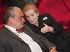 Madeleine Albrightová, bývalá ministryn zahranií USA, a Karel Schwarzenberg, ministr zahranií R, ped premiérou dokumentu Mu s dýmkou.