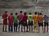 Afghántí fotbalisté ped znieným palácem Darul Amán v Kábulu na snímku z roku 2010. 