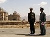 Píslunící afghánské policie stojí kousek od znieného Královského paláce v Kábulu.