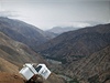 Osel táhne hlasovací urny do vesnic, kam je velmi obtíné se dostat na kolech (provincie Panjshir).