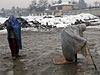 Dv staré afghánské eny promoené na kost ebrají na ulici.