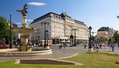 Hotel Carlton. Tady se údajn� za války scházel komunista Husák s fa�istou Machem, aby popíjeli slivovi�ku. 