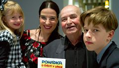 Jan Jílek se svou dcerou a vnou�aty na k�tu své kní�ky. 