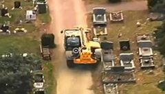 Steven Regan ukradl bagr se kterým zb�silou jízdou unikal policii i p�es h�bitov