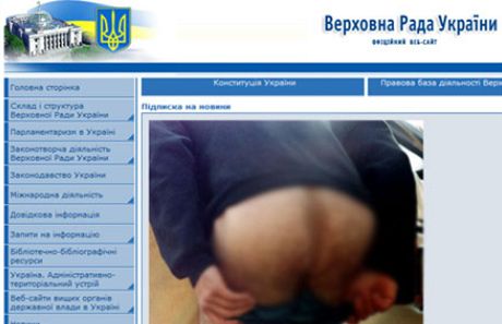 Na webových stránkách ukrajinského parlamentu se objevily nahé zadky s nápisem 'vítejte'