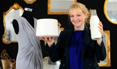 návrháka Anke Domaskeová vyvinula tkaninu, která je vyrobena z vysoce koncentrované mléné bílkoviny. 