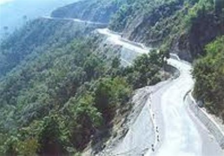 Silnice spojující msta Khurkot a Nepalthok patí ke nejnebezepnjím vozovkám. 