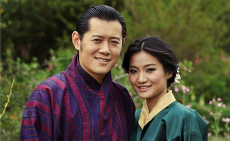 Bhútánský král si vzal o jedenáct let mladí dívku.