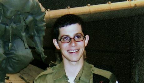 Pt let zadrovaný voják Gilad alit