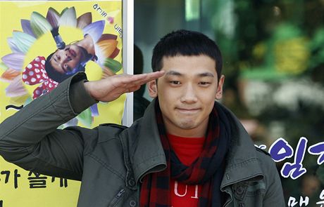 Jihokorejský popový zpvák Rain se v úterý osobn rozlouil se stovkami svých fanouk a nastoupil na tém dva roky trvající vojenskou slubu. 