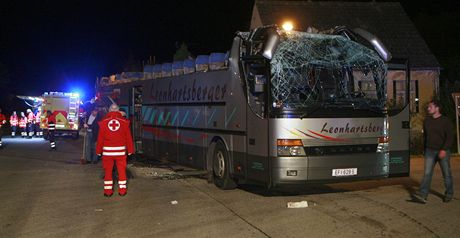Na eskokrumlovsku nedaleko Dolního Dvoit havaroval pln obsazený rakouský autobus.