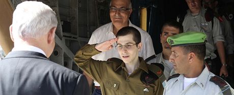 alit salutuje ped premiérem Netanjahuem.