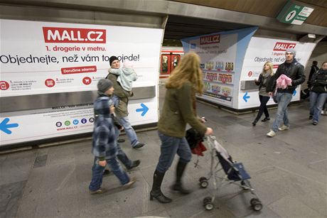 Internetov obchod Mall.cz spustil virtuln drogerii ve stanicch metra.