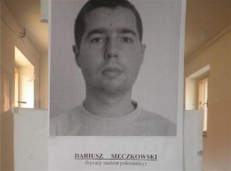 Snímek Dariusze Sieczkowského visel v budov Filozofické fakulty MU s ádostí, aby studenti o jeho pítomnosti na fakutl informovali policii, jeliko stojí za útoky na uitele a majetek koly. 
