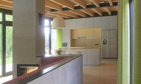Pohled do kuchyn. Interir sjednocuje odhalen trmovv strop i podlaha ze smrkovch prken.