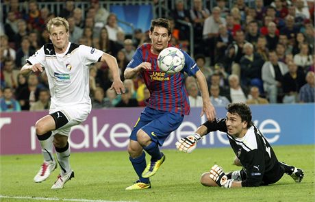 Messi si obhodil brankáe echa (na zemi), ale Limerský (vlevo) mu mí odkopl