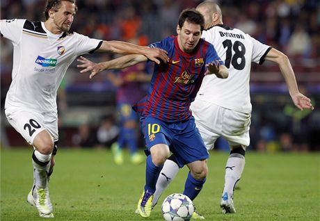 Messi (uprosted) se probj mezi Bystronm (vpravo) a Jirkem