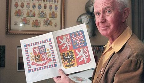 Autorem eského státního znaku je významný pedstavitel eské a evropské heraldiky Jií Louda. V ruce drí své návrhy na velký státní znak a prezidentskou standartu.