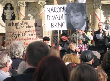 Asi 600 zamstnanc a píznivc opery Národního divadla Brno vylo na protestní pochod centrem msta