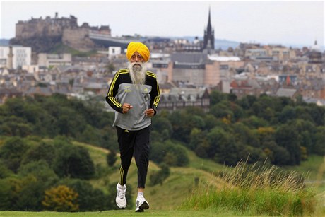Rekordman s turbanem Fauja Singh chce jako první ve 100 letech urazit maraton.