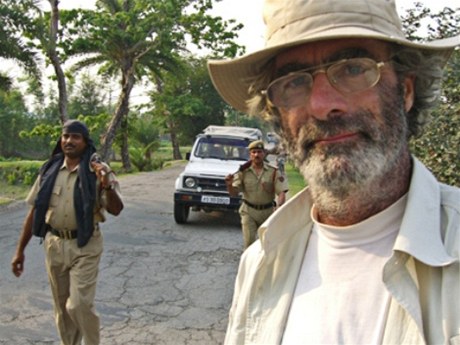 V Indii Bélivea doprovázela policejní eskorta (2008).