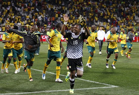 Fotbalisté Jihoafrické republiky slaví postup na Africký pohár národ. Jene pedasn, jejich trenér spletl pravidla a remíza 0:0 se Sierrou Leone jim nakonec nestaila