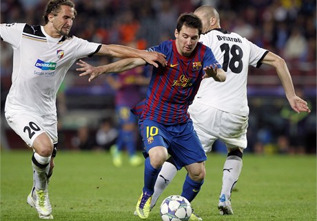 Messi (uprosted) se probíjí mezi Bystronm (vpravo) a Jirákem