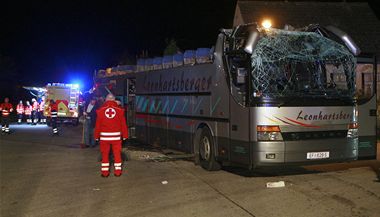 Na eskokrumlovsku nedaleko Dolnho Dvoit havaroval pln obsazen rakousk autobus.