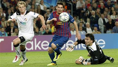 Messi si obhodil branke echa (na zemi), ale Limersk (vlevo) mu m odkopl