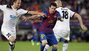 Messi (uprosted) se probj mezi Bystronm (vpravo) a Jirkem