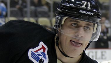 Pittsburgh (Malkin s logem na dresu Lokomotivu Jaroslavl)