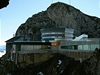 Pohled na horní stanici lanovky a hotel Bellevue na vrcholu hory Pilatus.