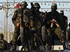 Ozbrojenci Hamásu v Rafáhu - hraniním mst Gazy s Egyptem.