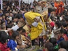 Král Bhútánu zdraví vesniany