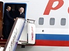 Uvítání ruského premiéra na letiti v Pekingu. 