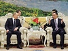 Pedseda Stálého výboru Veínského shromádní lidových zástupc Wu Pang-kuo v pátelském rozhovoru s Putinem.