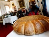 Chléb s pknou vrstvou kmínu na povrchu dominuje fotografii z oslav Svtového dne chleba v Bevnovském klátee.