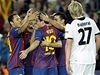 Fotbalisté Barcelony oslavují první gól Iniesty