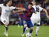 Messi (uprosted) se probíjí mezi Bystronm (vpravo) a Jirákem