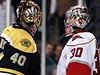 Brank Bostonu Tuukka Rask (vlevo) a glman Caroliny Hurricanes