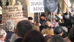 Asi 600 zaměstnanců a příznivců opery Národního divadla Brno vyšlo na protestní pochod centrem města | na serveru Lidovky.cz | aktuální zprávy