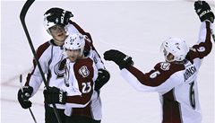 �eský hokejista Milan Hejduk (uprost�ed) z Colorada slaví v NHL vít�znou branku do sít� dr�itele Stanley Cupu Bostonu