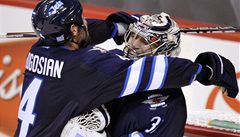 eský branká Winnipegu Jets Ondej Pavelec (vlevo) se spolu se Zachem Bogosianem raduje z vítzství v hokejové NHL nad Pittsburghem Penguins 