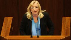 Iveta Radi�ová mluví v parlamentu.
