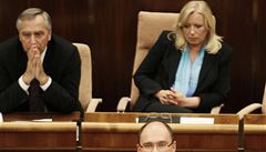 Premiérka Iveta Radi�ová a �éf k�es�anských demokrat� Jan Fige� (vlevo) poslouchají Richarda Sulíka, p�edsedu liberální strany Sloboda a Solidarita (SaS), která stojí za pádem vlády.