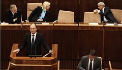 Premiérka Iveta Radi�ová a �éf k�es�anských demokrat� Jan Fige� (vlevo) a Mikulá� Dzurinda (vpravo) poslouchají Richarda Sulíka, p�edsedu liberální strany Sloboda a Solidarita (SaS), která stojí za pádem vlády.